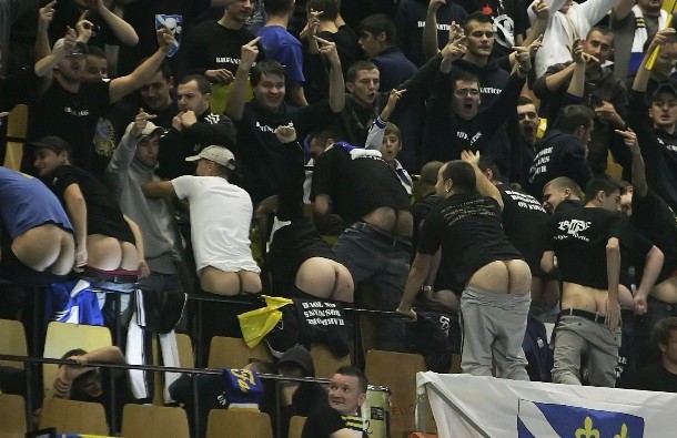 Poor Balkan story: Bosnian fans reaction on Serbian anthem (PHOTO) |  Handball Planet