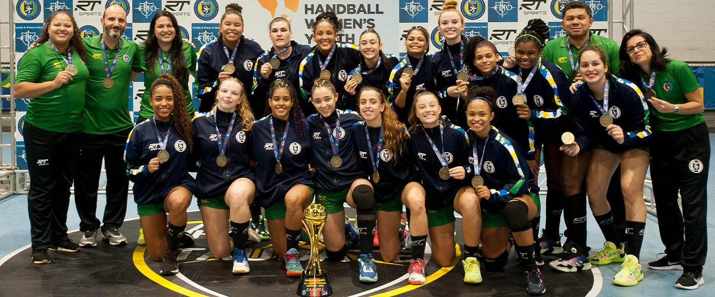 Gremio U16 teenagers beat Brazil Women's national team and 6x